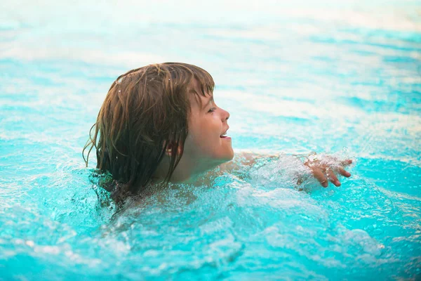 Bambino divertente sulla spiaggia. Ragazzo che nuota nell'acqua. Attività in piscina. Concetto vacanza estiva. — Foto Stock