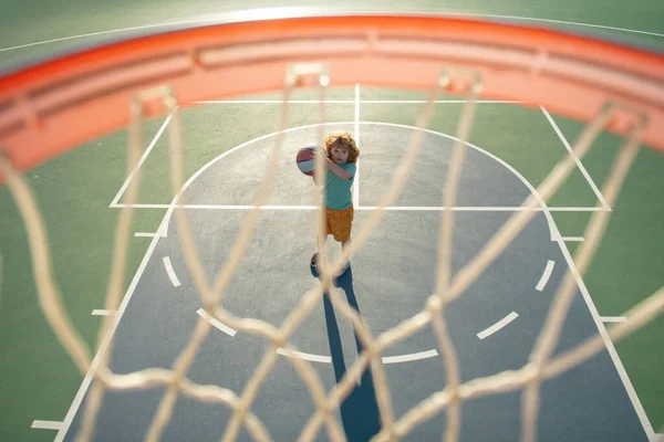 Junge bereitet sich auf Basketballschießen vor, draußen auf Spielplatz. — Stockfoto