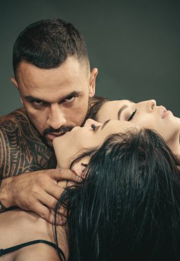 Sarıl ve öp. Öpüşmeyi seviyoruz. Sevgiyle bağlanmış. Sonsuza dek seninim. Grup seks oyunları. Çok eşlilik. Aşk üçgeni. İhanet. Biseksüellik kavramı. Romantik ilişkileri olan genç insanlar. Tutkulu sevgi