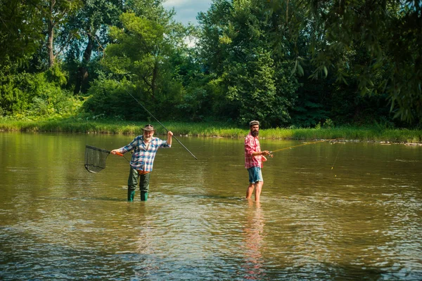 Caça. Passatempo de peixe de mosca de homens. Fim de semana. Captura e pesca. Faça com inspiração. Pesca desportiva. A vida é sempre melhor quando estou a pescar. Fuga rural. — Fotografia de Stock