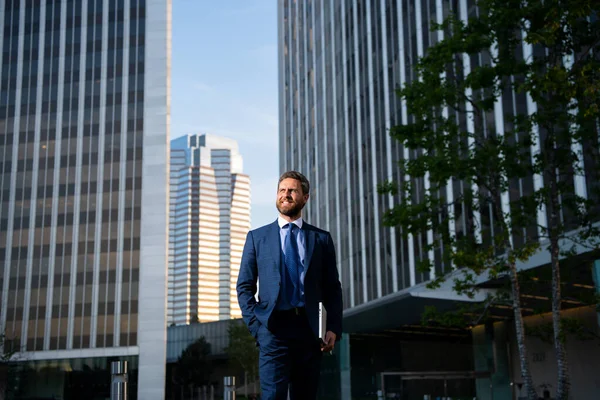 Ofiste duran bir iş adamının portresi.