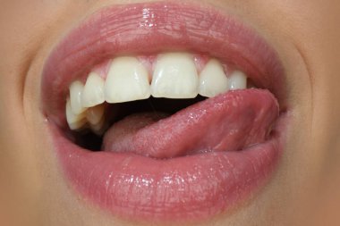 Seksi yalayan dudaklar, kırmızı kadın dudakları ve dil ikonu olan açık bir ağız..