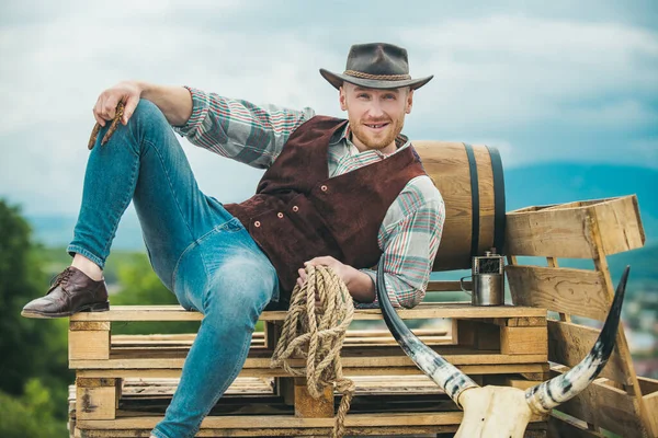 Szexi nyugati férfi cowboy kalapban. Férfi retro divat, vintage divat, brutális férfi modell. — Stock Fotó