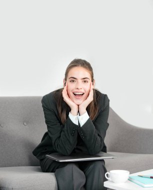 Ofiste çalışan gülümseyen iş kadını girişimci, iş yerinde çalışan profesyonel bir çalışan. Genç güzel sekreter kız..