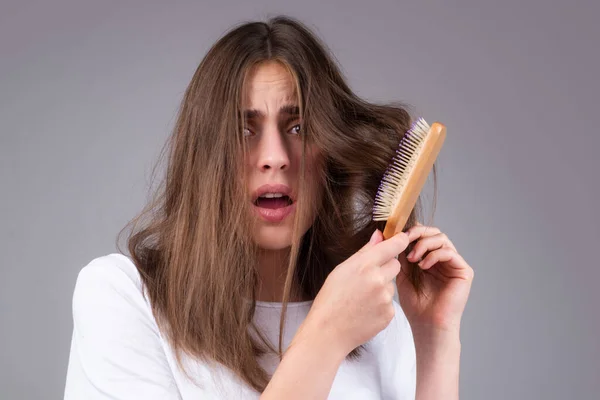 Молода жінка дуже засмучена через випадання волосся. Стрижка і догляд за здоровим волоссям. Серйозна проблема випадіння волосся для шампуню охорони здоров'я . — стокове фото
