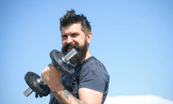 Muskulöser und kräftiger Typ beim Training. Sportler bei Übungen mit Gewichten im Freien. Fitness und Crossfit. — Stockfoto