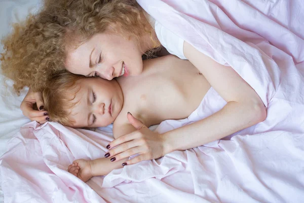 Anne ve bebek yatakta uyuyor. Aile sabahı yatak odasında.. — Stok fotoğraf