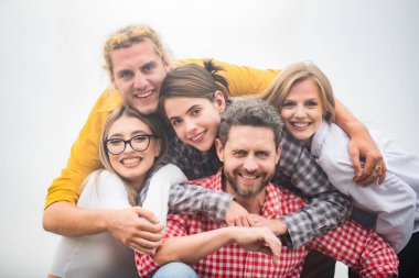 Gülümseyen bir grup arkadaş gülüyor. Bir grup arkadaş açık havada kucaklaşır. Neşeli çok ırklı insanlar birlikte gülüyor, çeşitli genç öğrenci grupları eğleniyor, insanlar