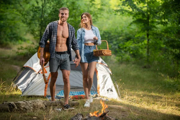 Romantisches Paar beim Zelten in der Natur. Abenteuer für junge Freunde an einem Sommertag. Picknick für Freunde Touristen. — Stockfoto