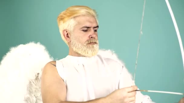 Çılgın Melek Eros Valentin ve yay oku atışa hazır. Aşk Tanrısı Sevgililer Günü 'nün kanatlı komik sakallı adamı.. — Stok video