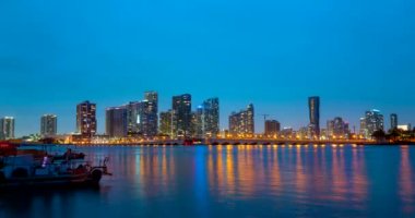 Miami Panorama zaman aşımı. Miami plaj şehrinde gece gökyüzü zamanı..