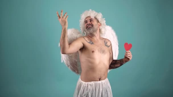 Un fou ange valentin avec le cœur. Des flèches d'amour. Fête de la Saint-Valentin. Concept comique humour. — Video
