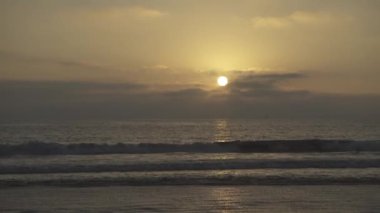 Dalgalı sahil. Gün batımında deniz ya da okyanus dalgaları.