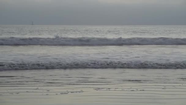 Beach with wave. Marine beach background. Sea or ocean waves. — Stock Video