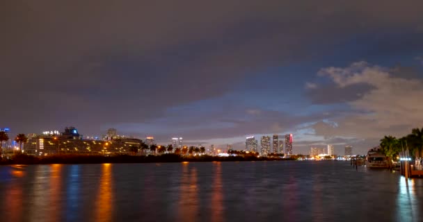 Miami panorama lapso de tempo. Céu noturno timelapse na cidade de Miami Beach. Sky Timelapse de arranha-céus. Timelapse de céu noturno sobre a cidade com nuvens no céu. — Vídeo de Stock