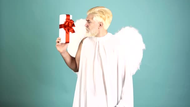 Komik Sevgililer Günü. Sevgililer günü hediyeli çılgın sakallı melek adam. Komik mizah anlayışı. — Stok video