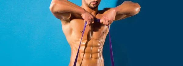 Trening człowieka z muskularnym treningiem ciała z chwytakiem ekspandera. Szablony banerów z umięśnionym mężczyzną, umięśnionym tułowiem, sześciopakiem mięśni brzucha. — Zdjęcie stockowe