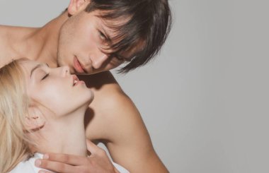 Aşık seksi bir çift. Şehvetli erkek arkadaş, aşıkları kucaklar. Şefkat ve şefkat kavramı.