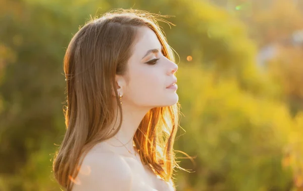 Retrato de mulher jovem ao ar livre. Menina romântica com rosto de beleza, retrato de perfil. Luz suave e ensolarada. — Fotografia de Stock