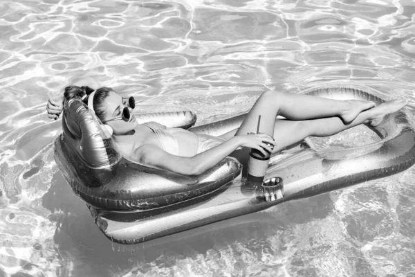 Nyári szünet. Egy nő a medencében. Nyáron. Mosolygó lány felfújható gumi kör. — Stock Fotó