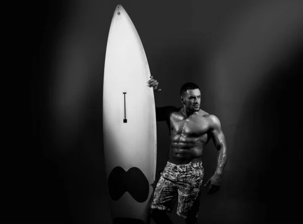 Serfer bodybuilder houden lijfplank. Hobby concept. Mannelijke atleet met surfplank. Spierlichaam romp van hete hunk jongen. — Stockfoto