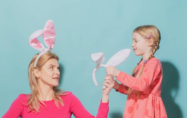 Mutlu Paskalyalar. Tavşan kulaklı anne ve çocuk tatile hazırlanıyor..