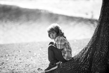 Çocuk istismarı kavramı. Yalnız bunalımlı çocuk. Yalnızlık çocuğu. İnsan depresyonu, sorunlar. Çocuk duyguları. Olumsuz, sinir krizi..