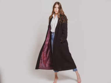 Modaya uygun giyinmiş kadın. Havalı sonbahar kıyafetleri giyen çekici, şehvetli genç bayanın moda portresi..