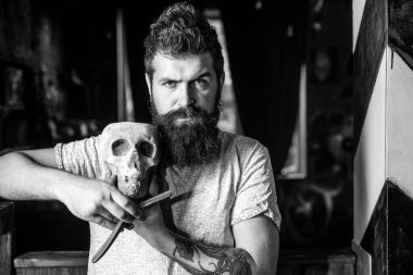 Kuaför salonu ve berber klasiği. Berber berber dükkanında sakallı çekici bir adamın saçını kesiyor. Berber dükkanı tasarımı. Berber dükkanı klasiği. Sakallı adam ya da hippi. Sakallı adam..