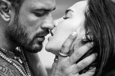 Aşk hikayesi. Güzel genç çift sarılıyor. Aşk konsepti. Çift sarılıyor. Tutku aşk çift. Romantik bir an. Kaslı adam ve uygun ince genç kadın öpüşme. Çift gol.