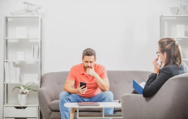 Sosyal hizmet psikoloğu adamla konuşuyor. Depresyon danışmanı. Orta yaşlı adam krizi.