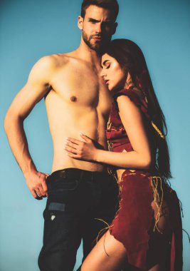 Seksi tutkulu bir çift, dışarıda güzel bir kadın ve erkek. Birbirine aşık bir çift. Kadın sevgilisini baştan çıkarıyor..