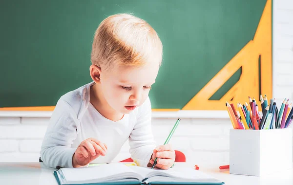 Hemundervisning. Hemundervisning och hemundervisning för barn. Elever lär sig bokstäver och siffror. Kopieringsutrymme för kartong. — Stockfoto