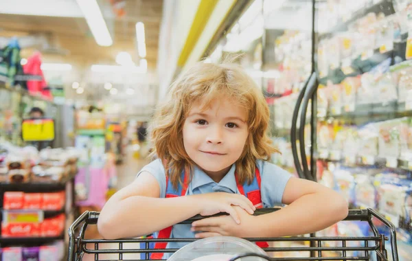 Markette alışveriş arabalı bir çocuk. — Stok fotoğraf