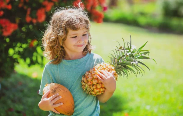 Ananas barn pojke och ananas på sommarsemester. — Stockfoto