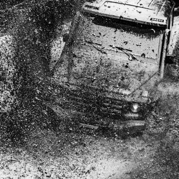 Vehículo todoterreno saliendo de un agujero de barro. Safari suv. Viaje todoterreno por carretera de montaña. Huellas en un campo fangoso. Mudding está fuera de la carretera a través de una zona de barro húmedo o arcilla . —  Fotos de Stock