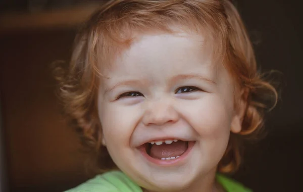 Portret van een vrolijk lachend kind. Glimlachend kind, schattige glimlach. close-up positieve kids baby gezicht. — Stockfoto