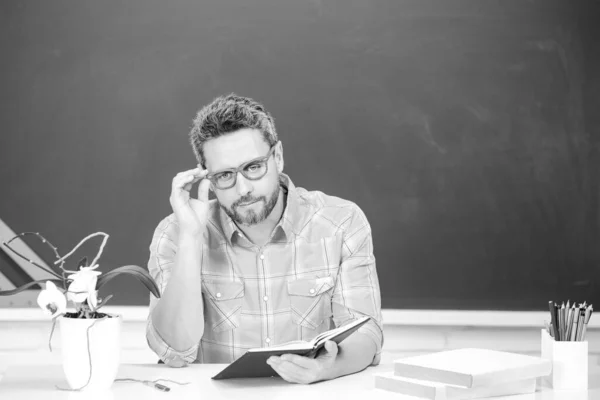 Ritratto di insegnante di sesso maschile linea di studenti delle scuole superiori con computer portatile in classe sulla lavagna. Giorno di insegnanti. — Foto Stock