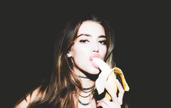 Portrait of beautiful seductive woman. Glamor beautiful young woman model with red lips eat banana. Tropical fruits. Summer concept. Healthy eating. — Stock Photo, Image