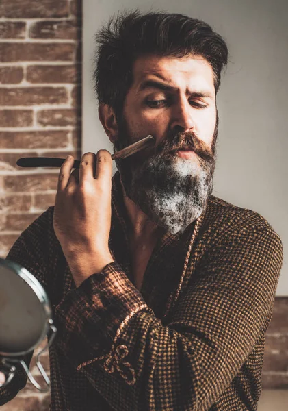 Man die een kapper bezoekt in de kapperszaak. Afknippen. Hij doet styling met het scheerapparaat. Scheerman en scherp scheermes. Kapper recht scheermes. Kapper. — Stockfoto