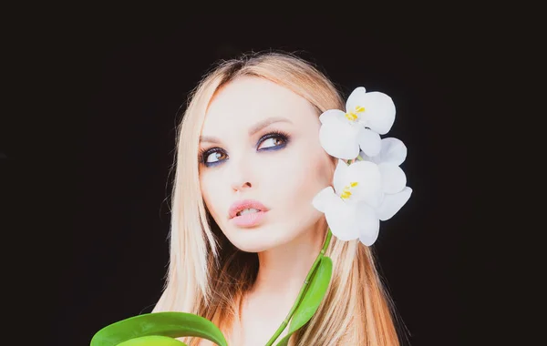 Produto cosmético para maquiagem. Beleza natural da primavera. Flores de orquídeas. — Fotografia de Stock