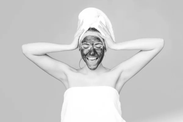 Hermosa mujer con procedimiento facial de barro cosmético, concepto de salud spa. Tratamiento de belleza del cuidado de la piel. Toalla en la cabeza. Barro mineral médico. — Foto de Stock