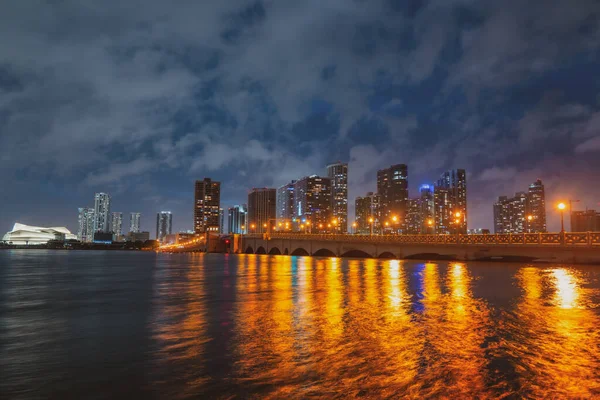 Escenario urbano de Miami, Florida en la bahía de Biscayne. Panorama al atardecer con rascacielos urbanos y puente sobre el mar con reflejo. —  Fotos de Stock