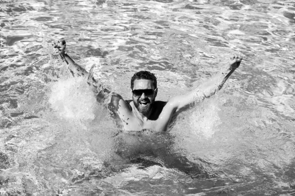 풀 파티. 여름 리조트. 휴가와 자유 시간. 수영장에 있는 다루기 쉬운 사람. — 스톡 사진