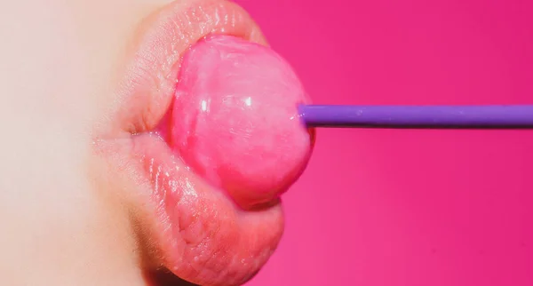 ピンクの唇を持つセクシーな女性の口ロリポップを保持し、美しさを閉じます。セクシーな女の子は舐めるロリポップを吸う。美しさの魅力の概念は、クローズアップ. — ストック写真