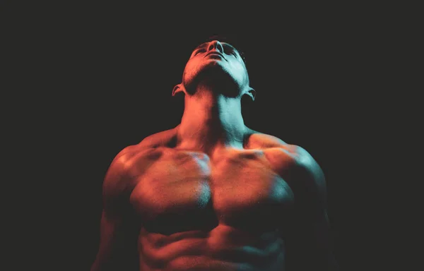 筋肉の男の体と強い肩の筋肉。セクシーゲイ絶縁上の黒. — ストック写真