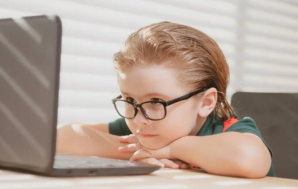 Aluno estudante estudando em casa usando laptop. Home school, educação on-line, educação em casa. — Fotografia de Stock