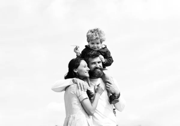 幸せな家族 - 夏の空の背景に母、父と息子。子供は父親の肩に座っている。想像 力. — ストック写真
