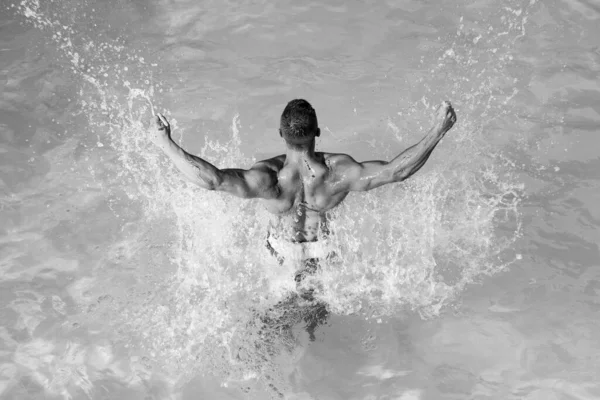 Férias de verão e viagens ao oceano. Treinador muscular atlético. Jovem homem lazer ativo - conceito de piscina. Bonito cara descansando enquanto piscina ao ar livre . — Fotografia de Stock