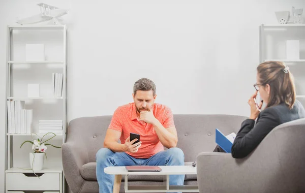 Psicólogo assistente social falando com o homem. Aconselhamento de depressão. Crise do homem de meia idade. — Fotografia de Stock